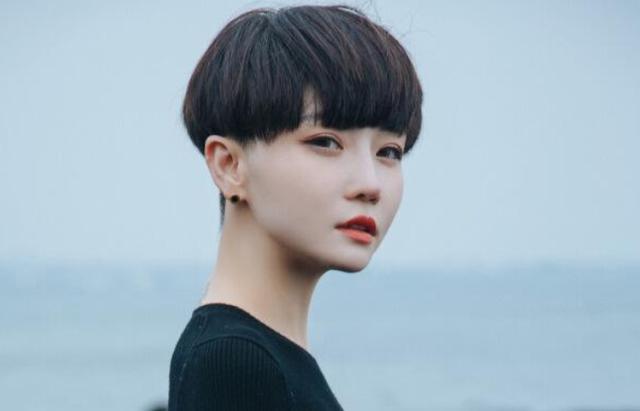 她19岁下嫁二婚男，却在1年后离婚，如今单身依旧过得幸福