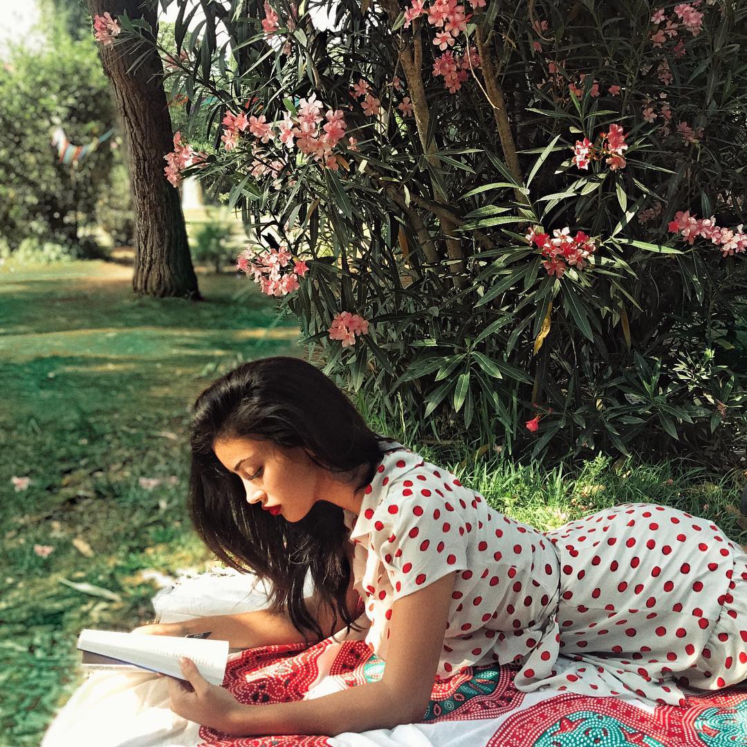 玛丽苏剧情女主！美到被比伯“人肉搜索”，保姆逆袭成ins女神