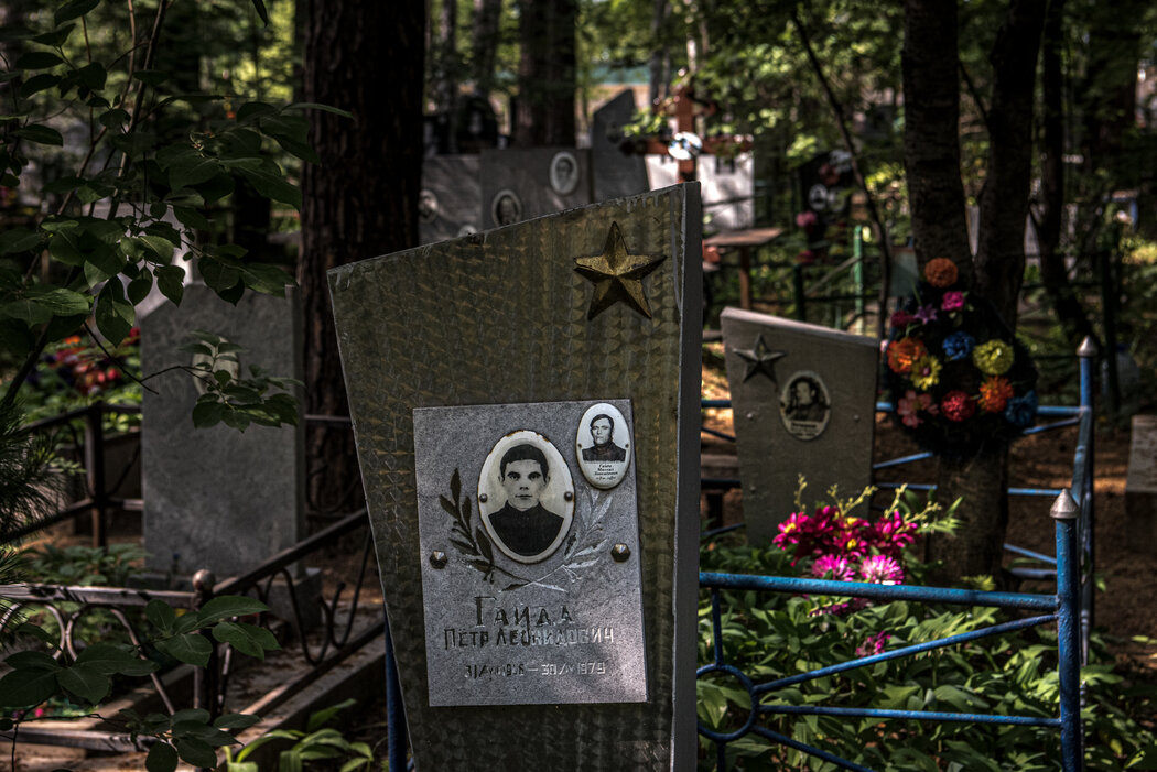 埋葬遇难者的墓地。如今，一些坟墓似乎已被遗弃，金属铭牌上的名字已被磨平。