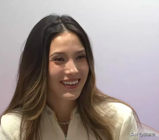 谷爱凌与郭晶晶出席活动，何超琼主动让C位显格局