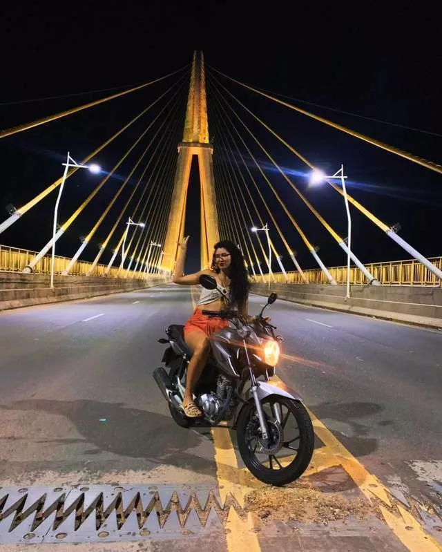 巴西30岁网红妈妈骑摩托车身亡，醉驾失控三次撞墙