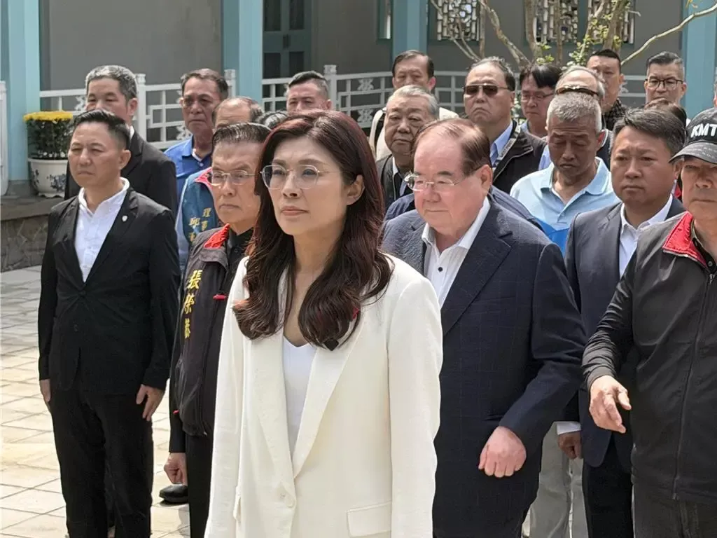 访陆前 郑丽文率国民党高层祭拜蒋介石陵寝求保佑