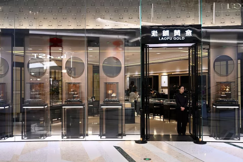 金价急跌,周大福撤回涨价,黄金门口的长队不见了