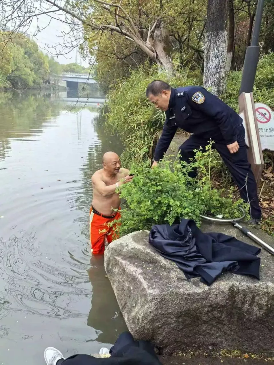 杭州大叔两次跳进河！妻子却说“不意外”