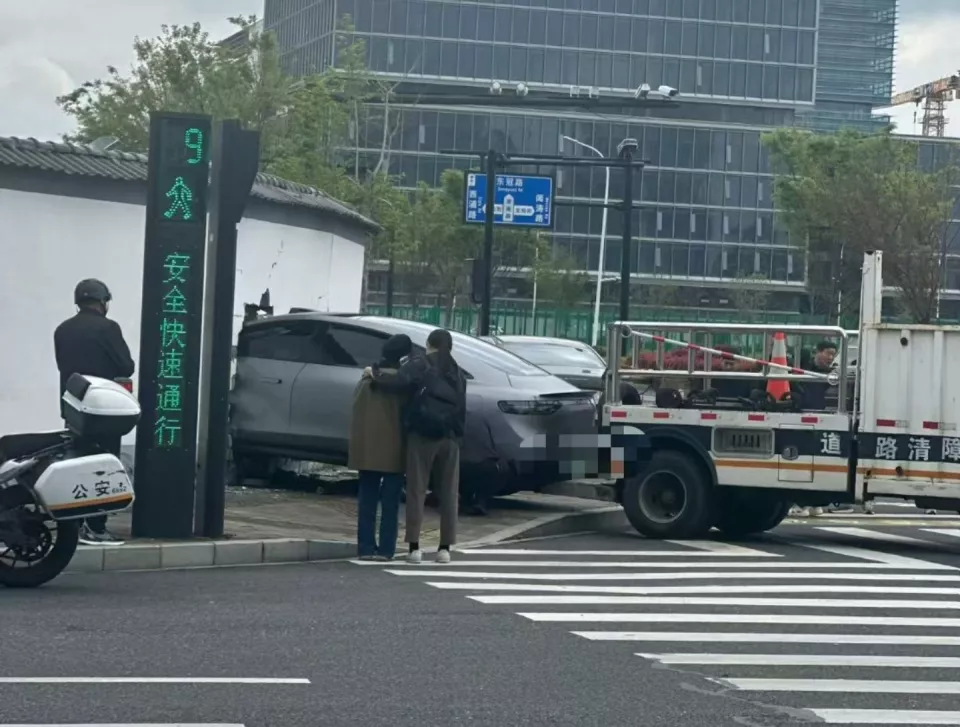 杭州一新能源车撞入围墙，刚脱困就被盖上车衣？