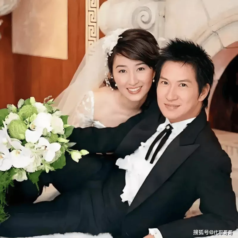 61岁张家辉频被偶遇，全程拎行李陪关咏荷出游