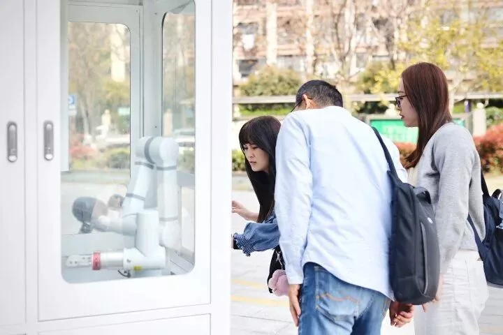 杭州机器人餐厅，六成工作量已不需要人工！