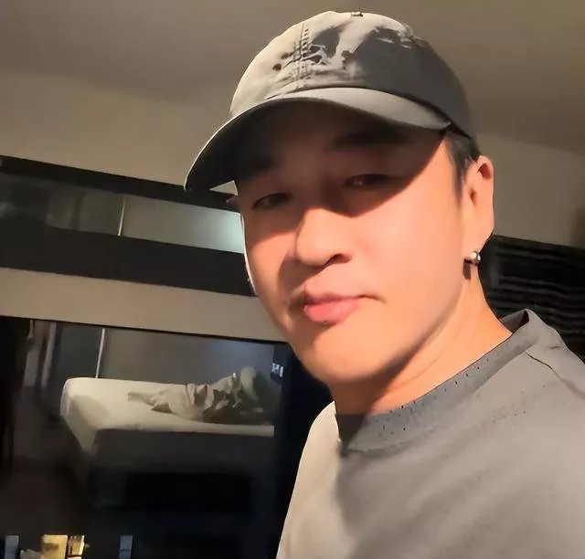 50岁何润东近况曝光，窝酒店打三角洲挣钱