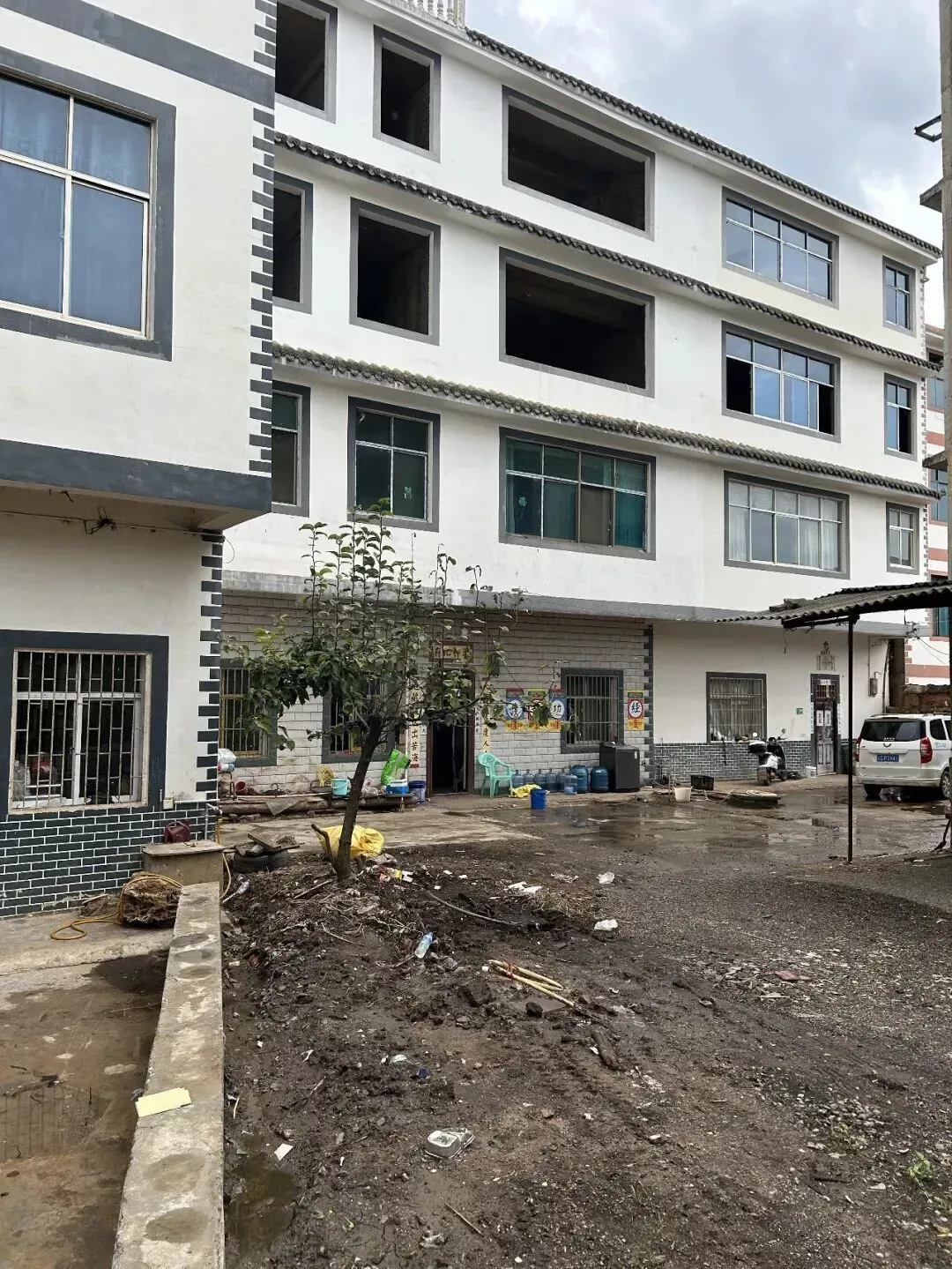 陈丽华说，塌的部分是后来“加盖”的墙体，没有构造柱。图/受访者提供