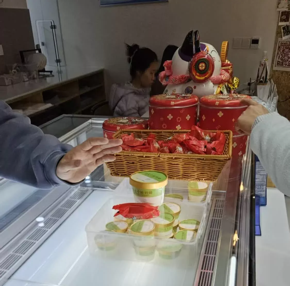 ▲店铺自制的零食，用作赠品赠与顾客。