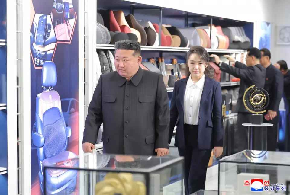 金正恩与女儿视察宠物商店等，与猫狗现场互动