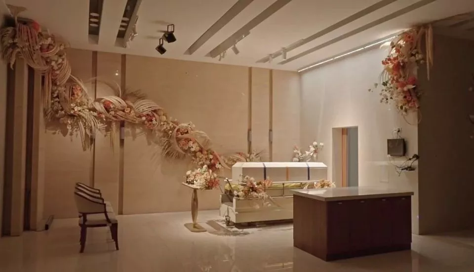 溜进墓园里，爬上火化机，我想让人们慢点说再见