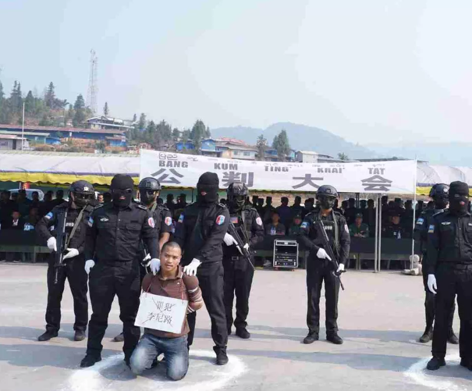 缅甸男子为钱杀友被公开宣判死刑，恐惧崩溃全身颤抖