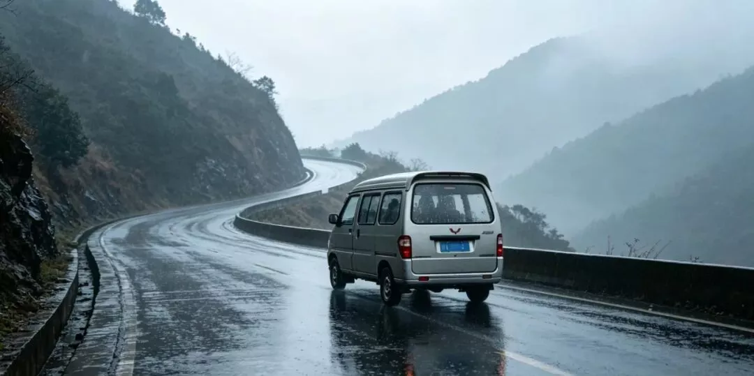 “16个学生挤进7座车”：艰难上学路上的致命车祸