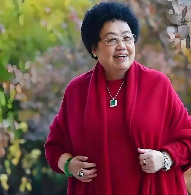 90年代，陈丽华和好友合影，手上戴满了珠宝