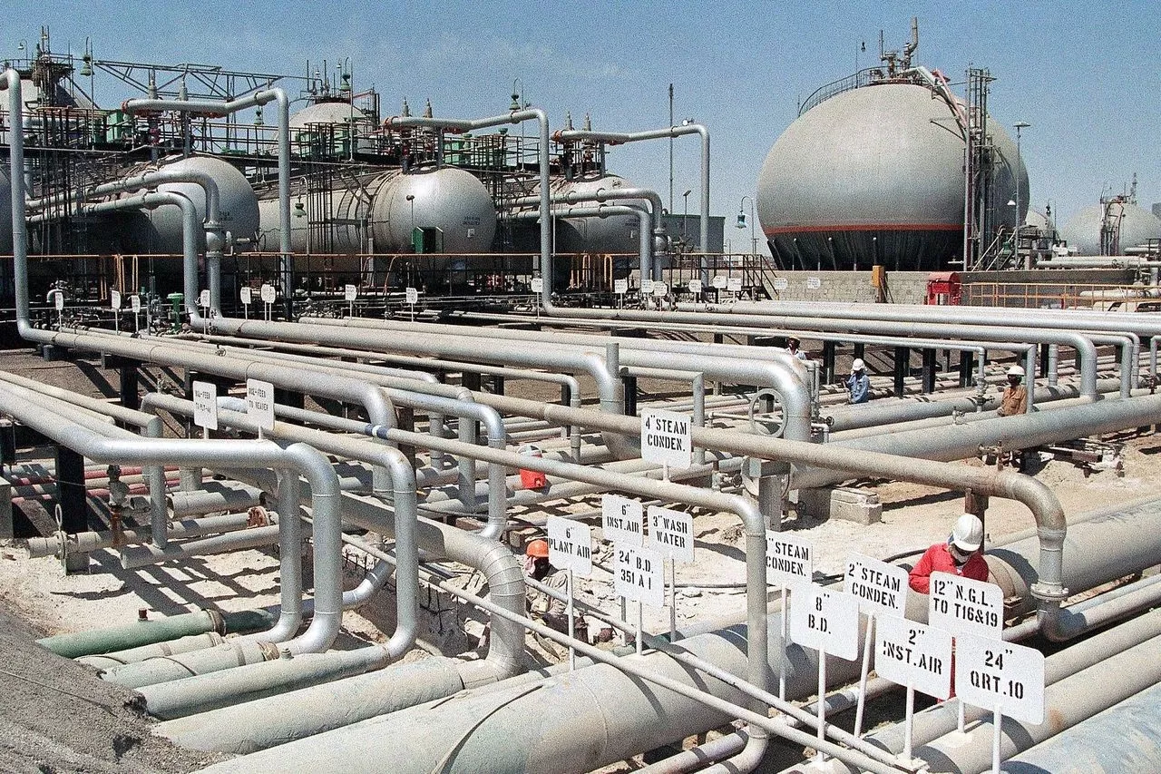 瞄准美元霸权 伊朗与中国正联手猛推“石油人民币”