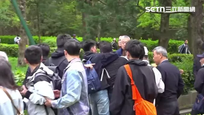 郑丽文谒陵 中国男喊“28年下架民进党” 下秒惨被架走