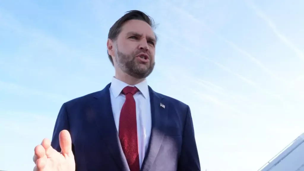 万斯启程对伊朗谈判 警告德黑兰“别耍花招”