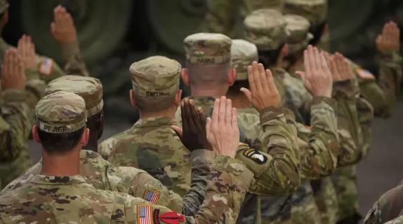 自动注册兵役：含绿卡 难民及无证移民,H1B可豁免