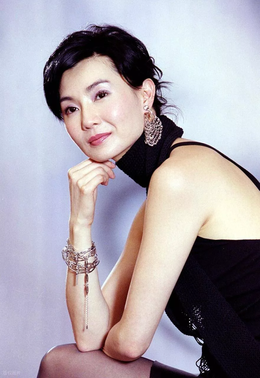 61岁张曼玉为好友庆生，穿针织衫戴珍珠项链好贵气