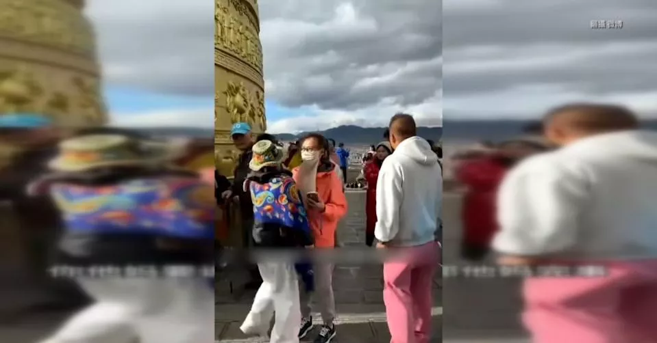 “叫什么阿姨！” 大妈气炸在景区追骂年轻男女