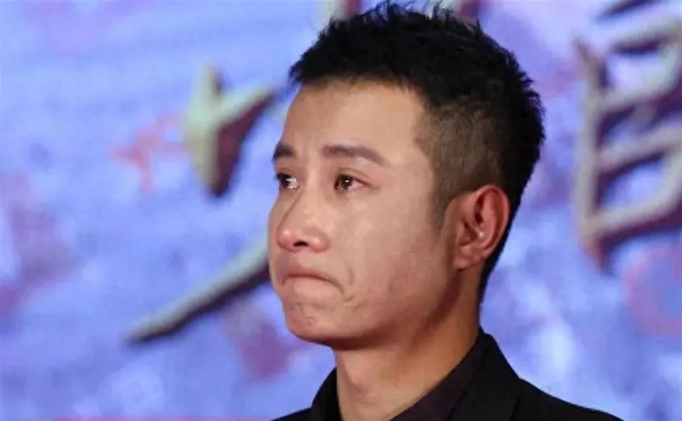 42岁文章在上海开餐馆，双手合十很谦逊