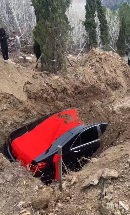 官方通报辽宁辽阳弓长岭埋车事件 当事人致歉