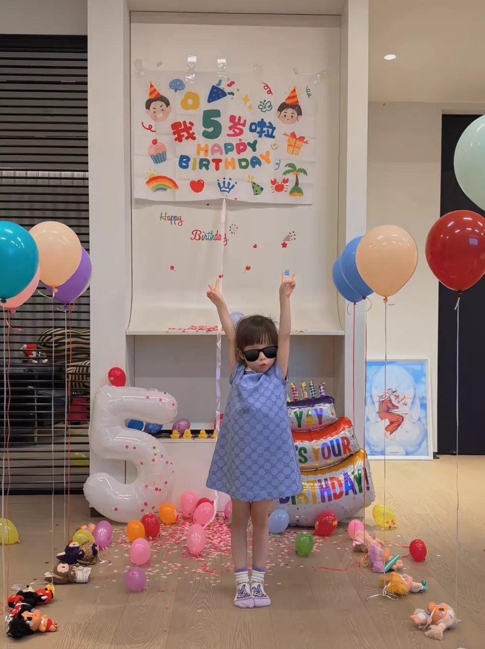 王灿杜淳为女儿庆生，穿条纹衫腹部凸出像怀孕