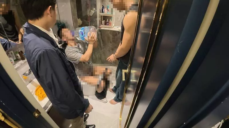 中国男“网黄”闹翻公寓！裸奔+淫叫逼邻搬家 藏毒被逮