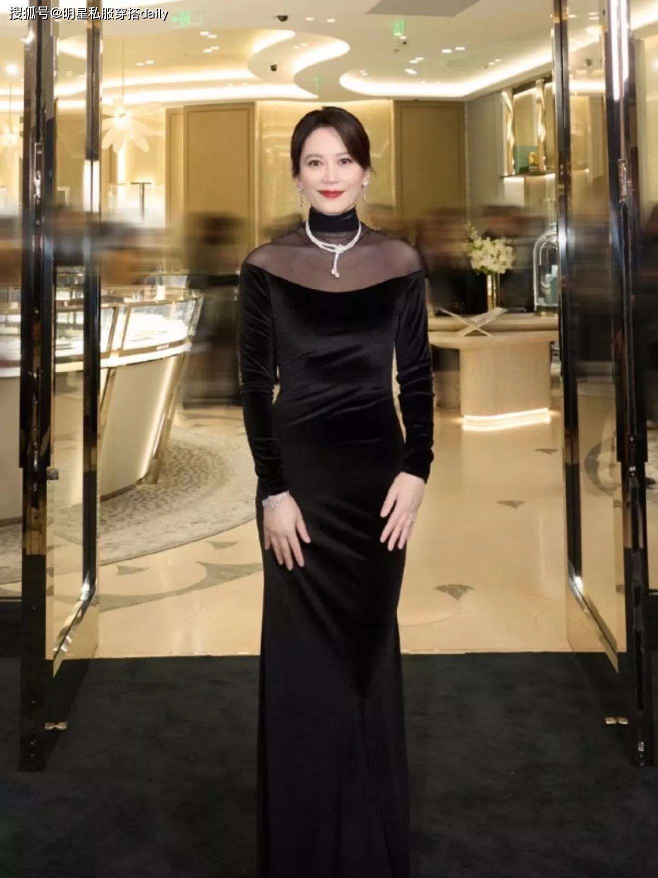 55岁俞飞鸿“再秀好气质”!依然如惊鸿仙子