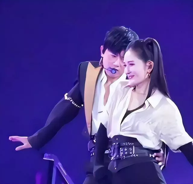 谢娜被吐槽 吃相难看!一首代表作没有,还要开演唱