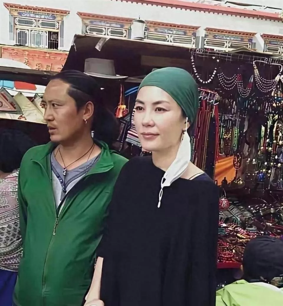 56岁王菲现身西藏，打扮也忒高级了