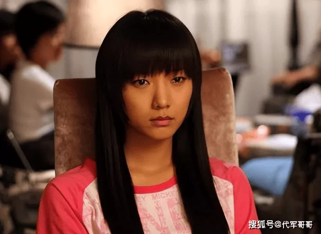 42岁王珞丹近况曝光!如今还单身和两只狗相依为命