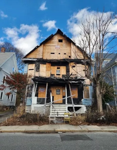 疯了?波士顿房子烧成“空壳” 上市不到三天78万成交