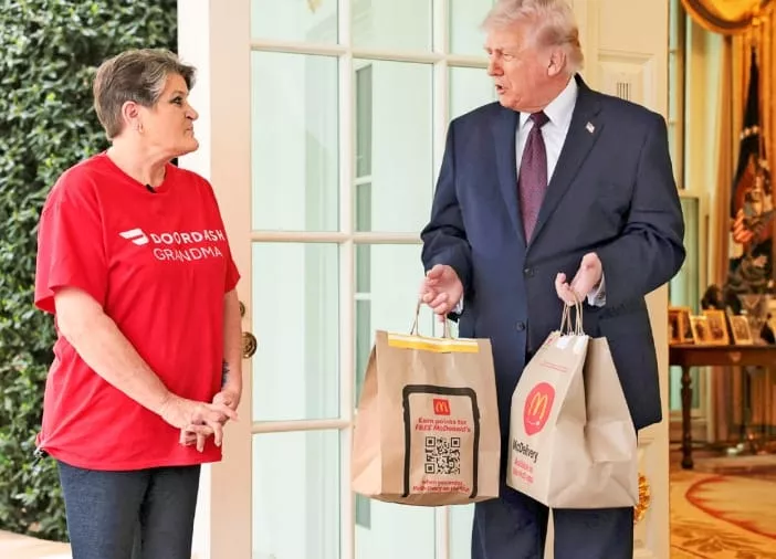 怎么又是她？白宫“麦当劳外卖员”被踢爆是“临演”