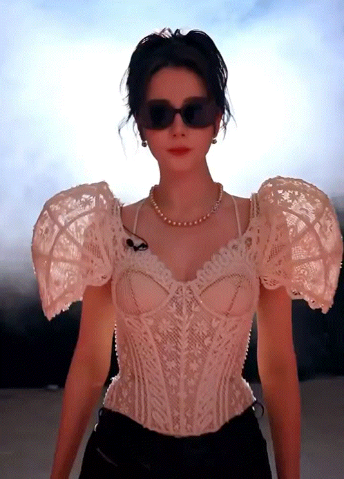 热巴的"雷霆袖",杨紫的"大弯眉"?90顶流花妆造双翻车!