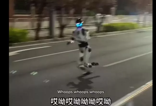 官媒“健步如飞” 现场却频翻车?人形机器人跑步“翻车合集”爆笑刷屏