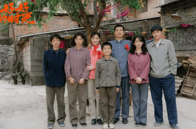 梅婷带儿女下地干活，12岁快快比妈妈还会打扮