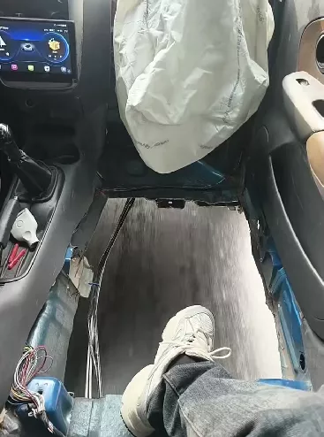 河南兰考一“破车”上路行驶:副驾缺底盘、安全气囊已弹出