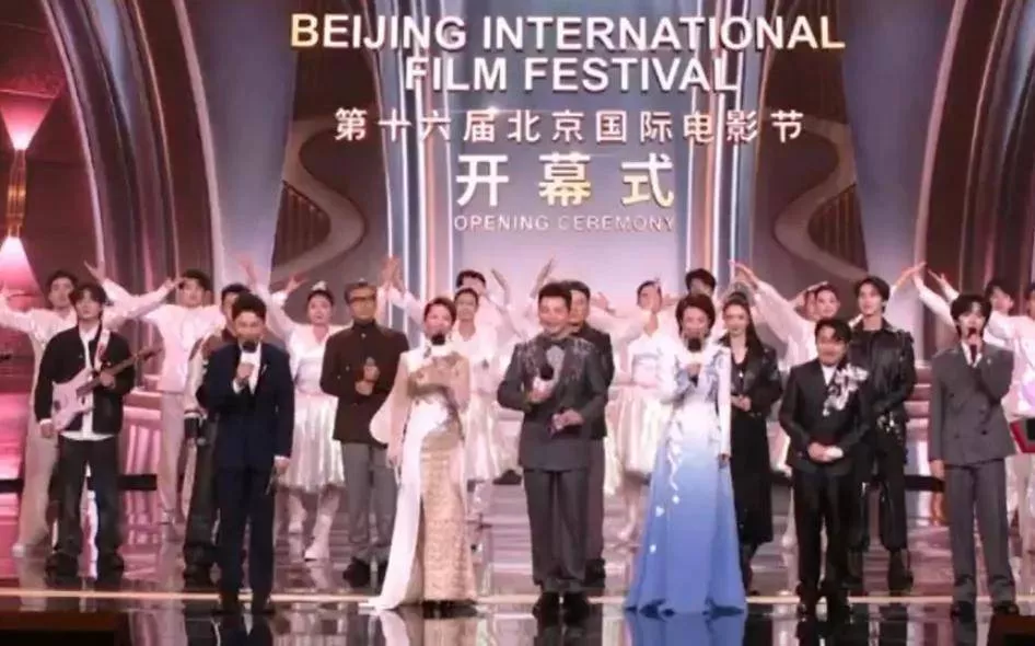 影节开幕式出现抢位风波！沈腾被挤出C位