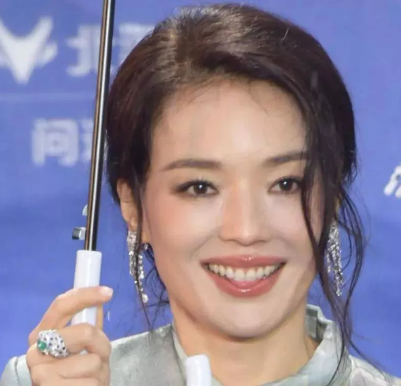 北影节开幕式红毯生图来了！舒淇晕妆，高圆圆脸发黄
