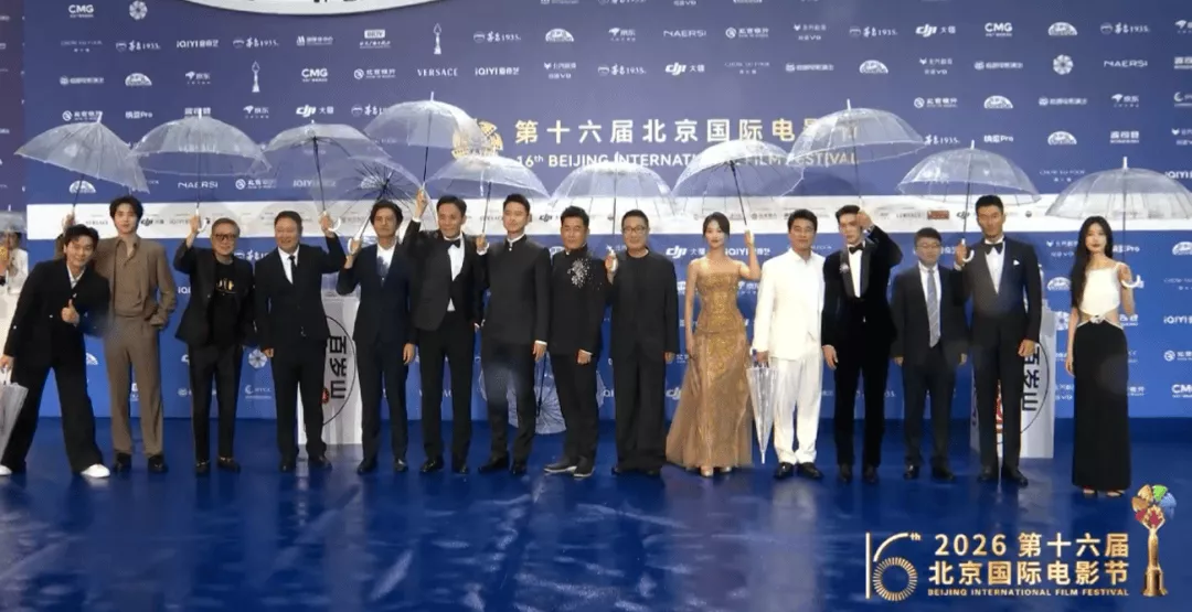 北影节红毯见人品！马思纯甩水不顾别人