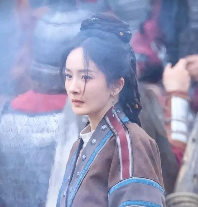 39岁杨幂淡妆演少女，年龄感明显，努力扮嫩还是违和