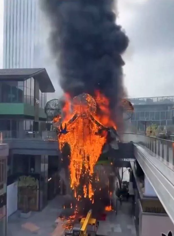 泡泡玛特成“火瀑布”！苏州商圈空桥烧起来 烈焰浓烟骇人