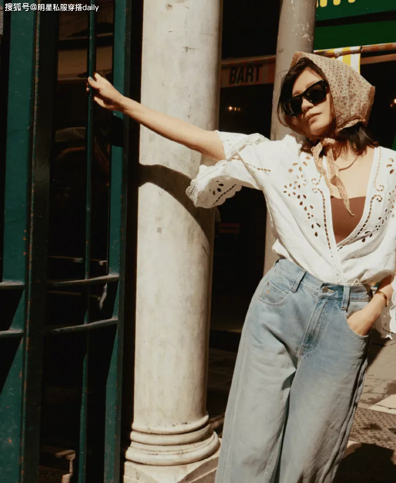 51岁贾静雯“绑头巾”美到封神！穿高圆圆同款衬衫