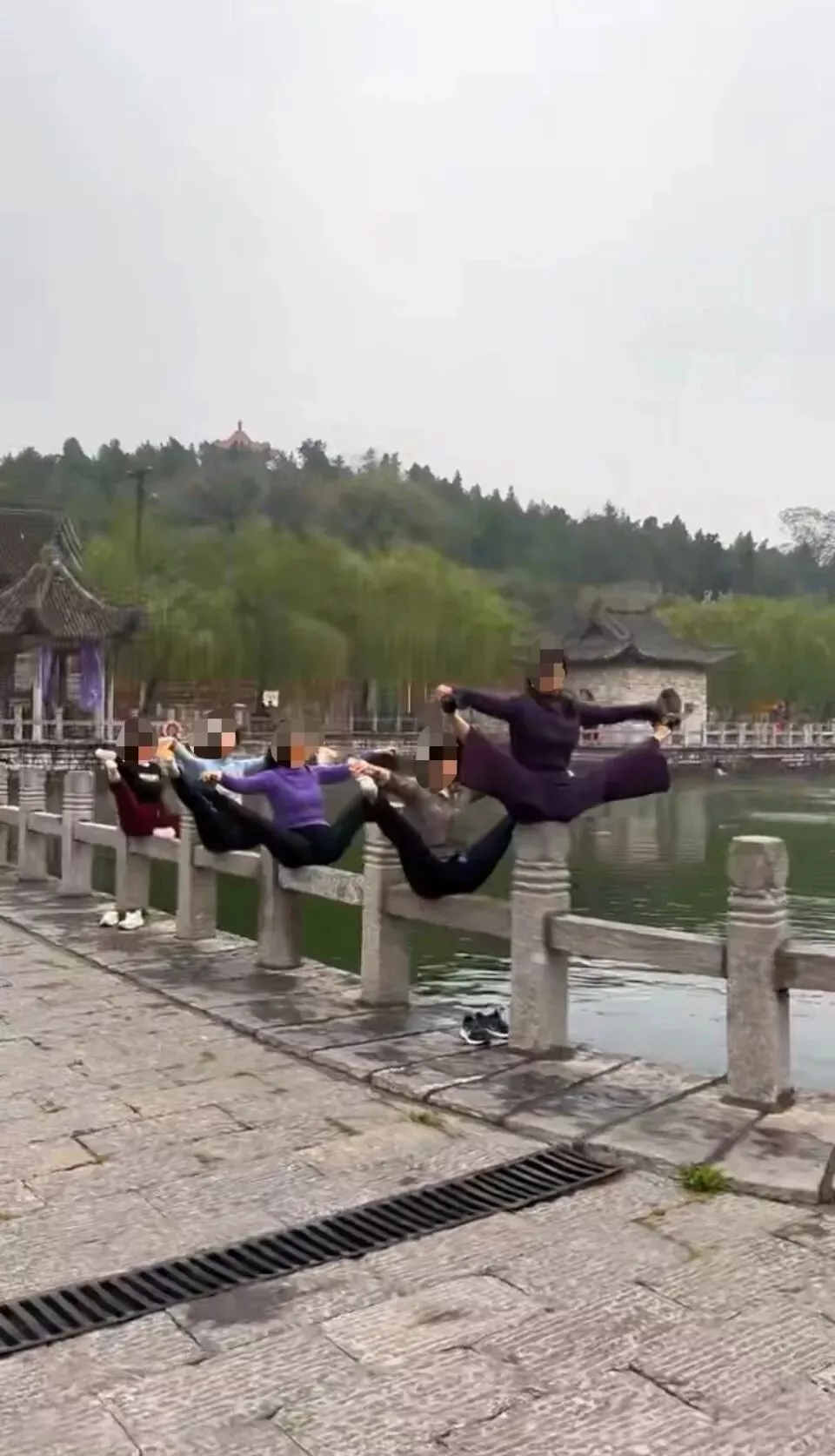 5大妈水边护栏上做高难度诡异动作 惹怒网友