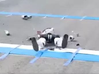 北京人形机械人半马赛：有选手试跑摔粉碎被担架抬走