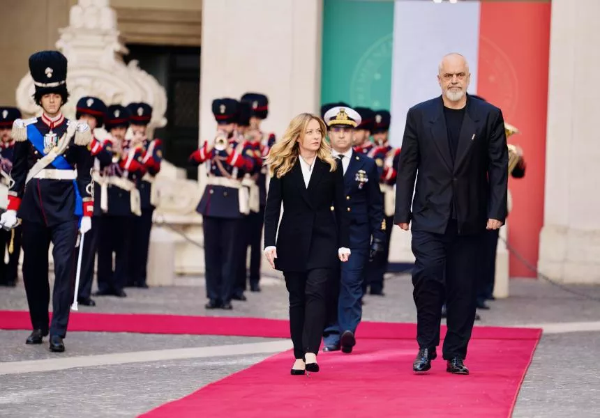 2米高的阿尔巴尼亚总理见梅洛尼，单膝跪地