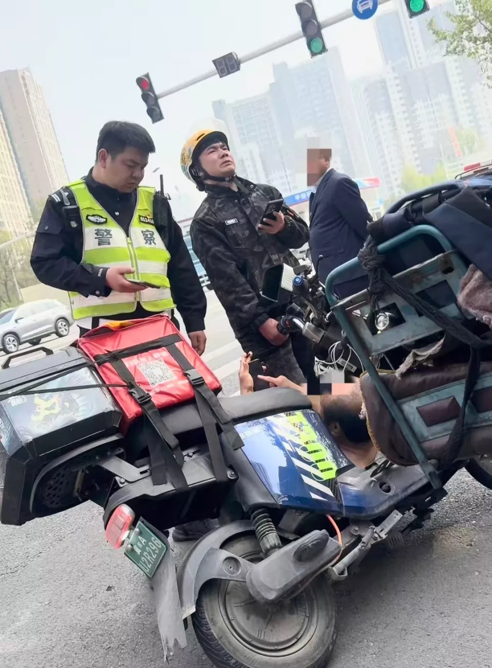 为外卖员垫付200元赔款的交警回应：身上有这份职责