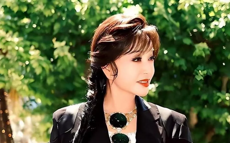 曾与大38岁刘晓庆同居6年，如今38岁穷到交不起租